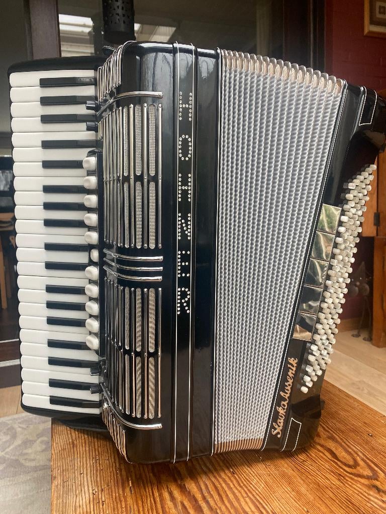 HOHNER MORINO SLAVKO AVSENIK, Muziek en Instrumenten, Accordeons, Met koffer, Zo goed als nieuw, Hohner, 120-bas