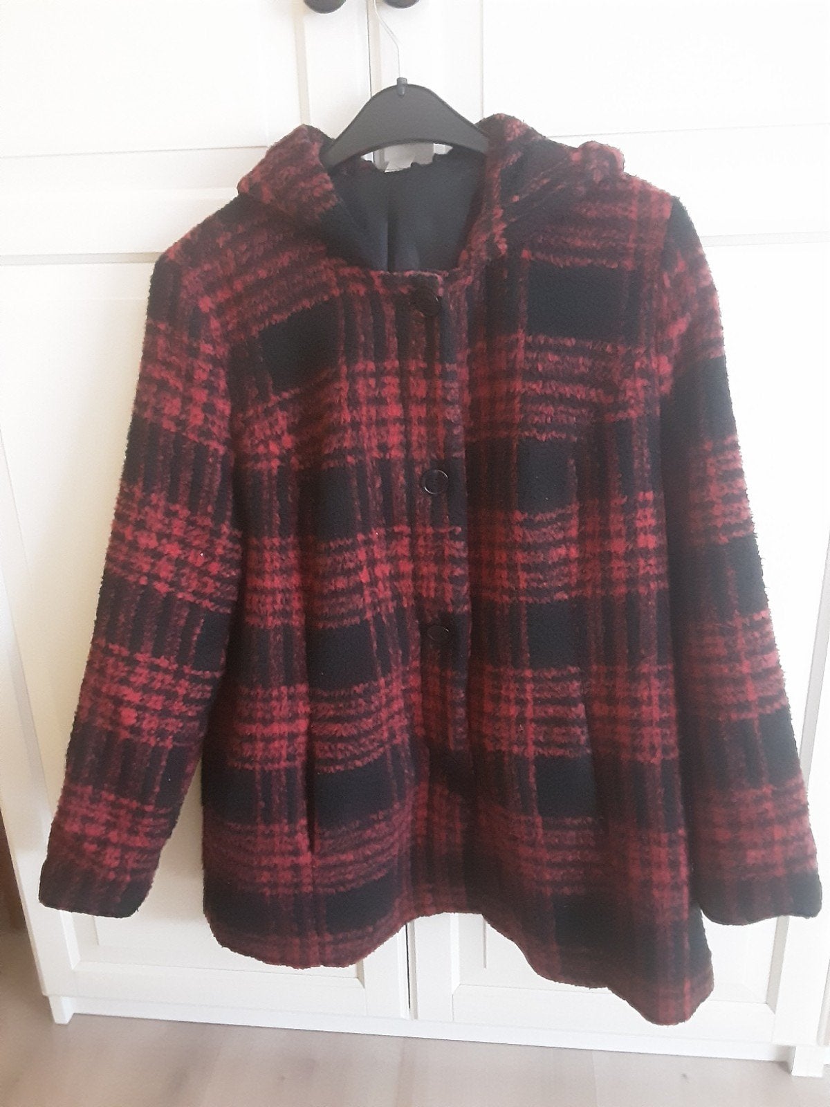 leuk jasje, rood met zwarte  ruit, mt. 46, Ophalen of Verzenden, Zo goed als nieuw, Maat 46/48 (XL) of groter, Rood