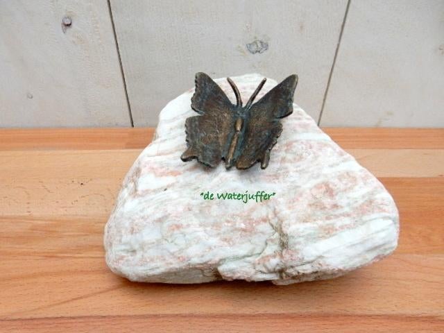 084*Bronzen vlinder op steen (Boven €75 geen verzendkosten), Tuin en Terras, Ophalen of Verzenden, Nieuw, Overige materialen, Dierenbeeld
