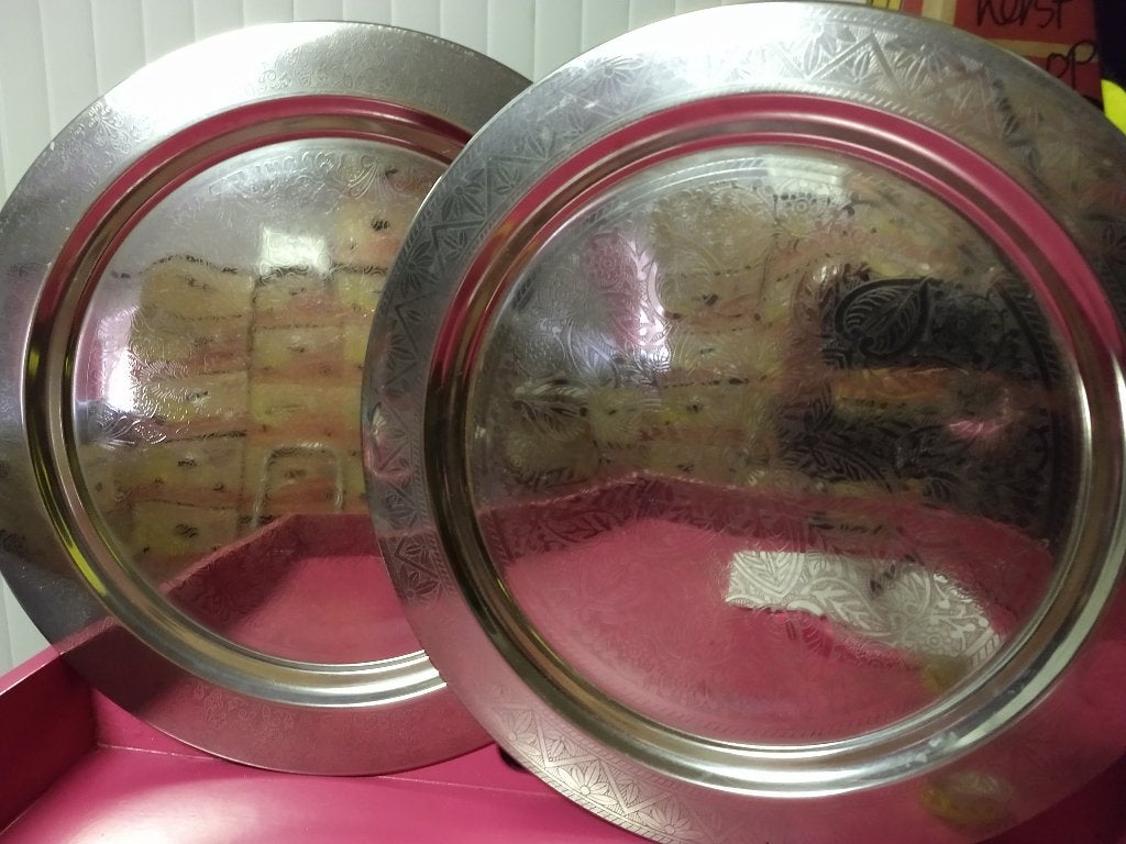 2 zilverkleurige bewerkte serveer schalen doorsnede 40cm. Be, Overige materialen, Schaal, Rond, Ophalen of Verzenden