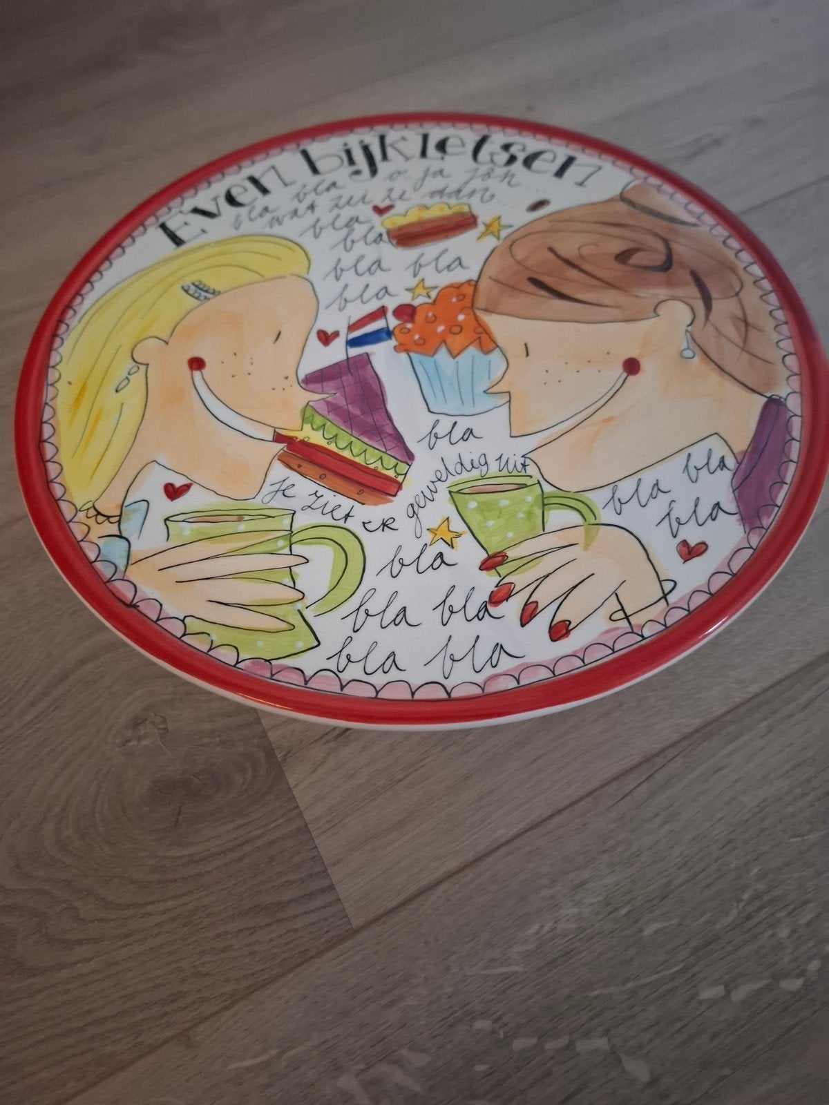 Blond Amsterdam Even Bijkletsen Taartplateau, Huis en Inrichting, Ophalen, Keramiek, Overige typen, Zo goed als nieuw