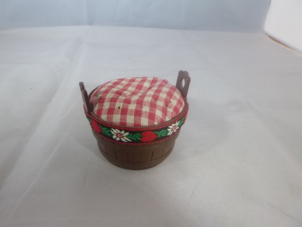 retro knopspeldenkussen in de vorm van een tonnetje, Verzamelen, Retro, Ophalen of Verzenden, Huis en Inrichting