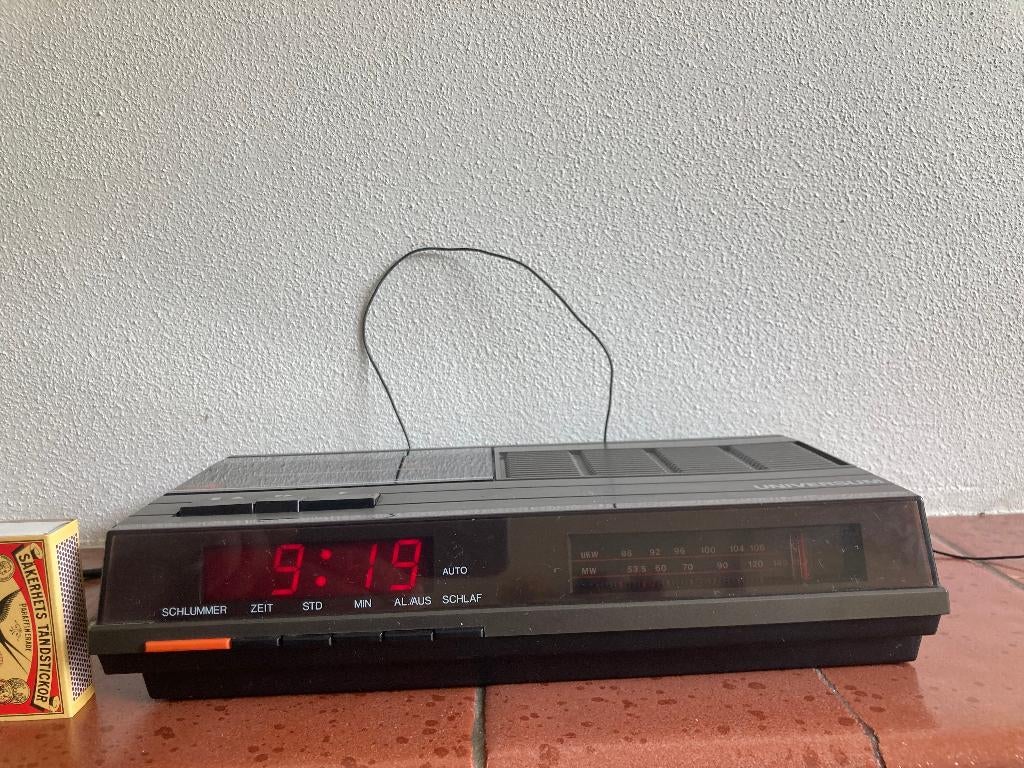 Radiowekker rode digitale cijfers met cassettebandjes speler, Ophalen of Verzenden, Gebruikt, Digitaal, Wekker of Tafelklok