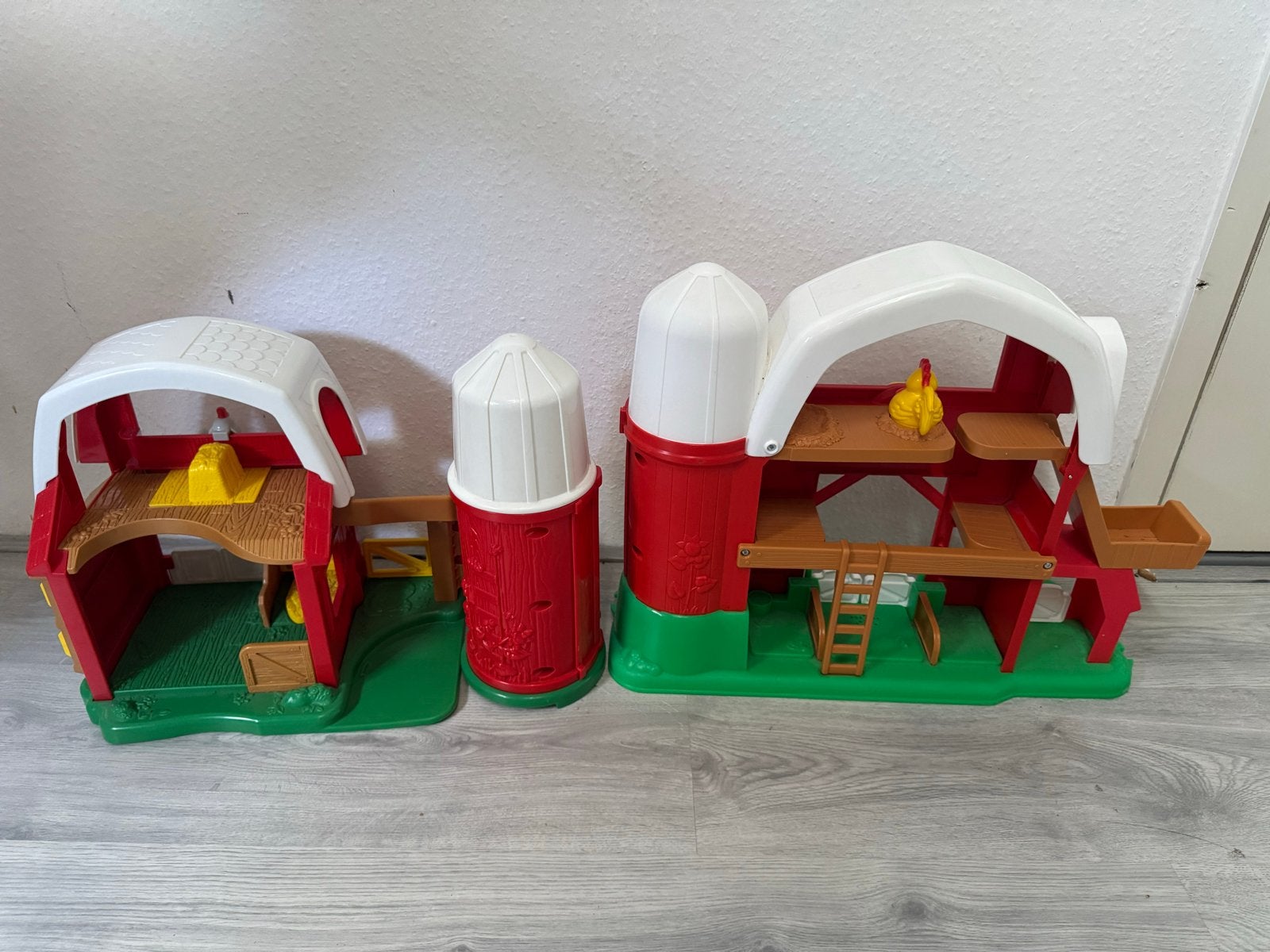Twee Fisher-Price Little People speelhuisjes (boerderijen), Ophalen, Gebruikt, Plastic