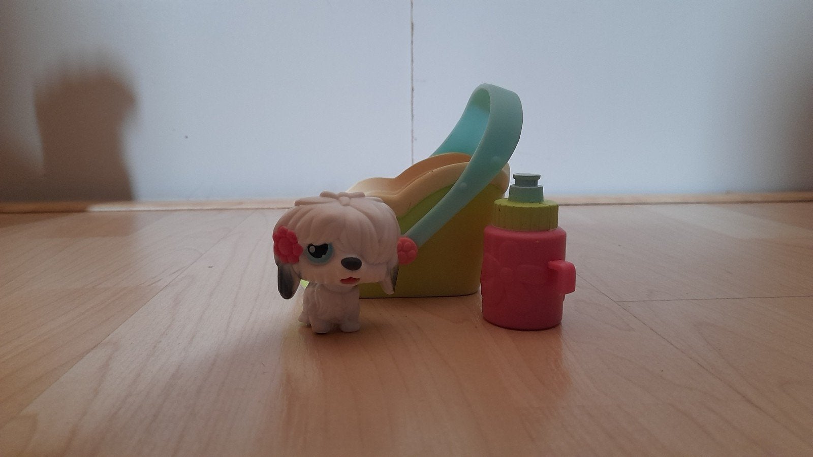 Littlest Pet Shop hondje met draagmandje en flesje, Ophalen of Verzenden, Zo goed als nieuw, Jongen of Meisje