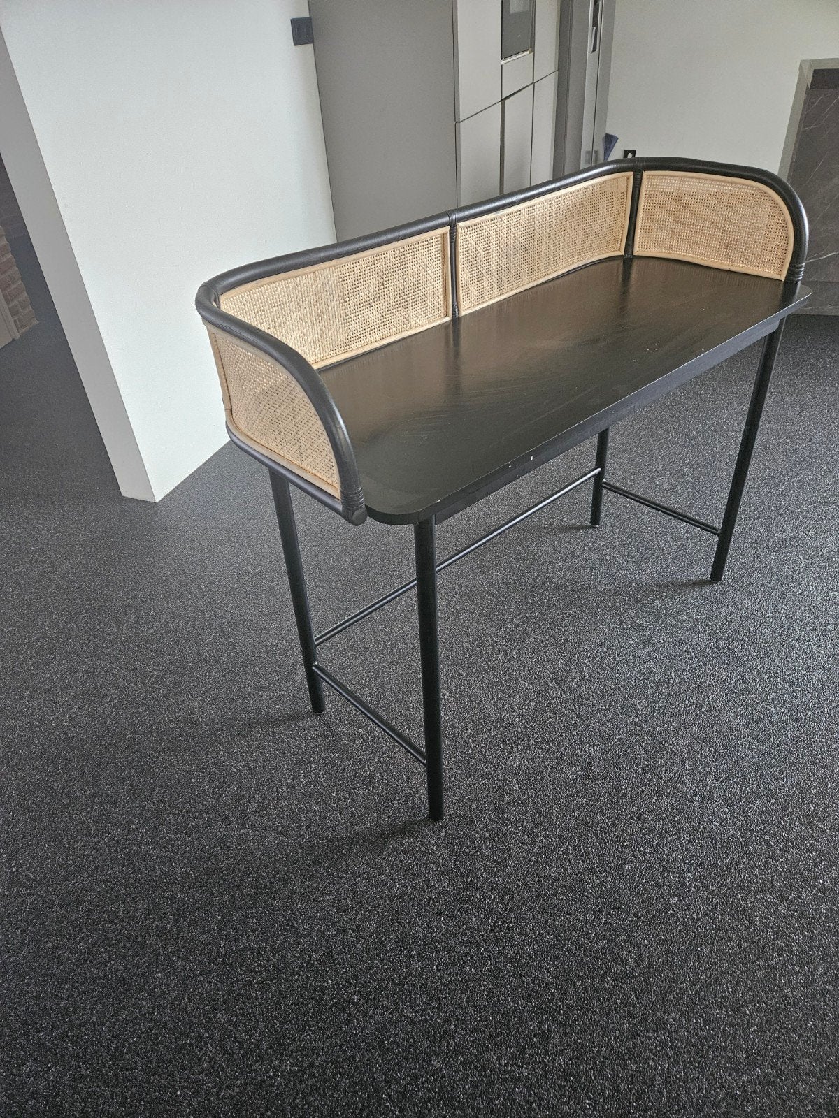 Stijlvolle zwarte console tafel met rotan details, Huis en Inrichting, Tot twee personen, Minder dan 50 cm, Zo goed als nieuw