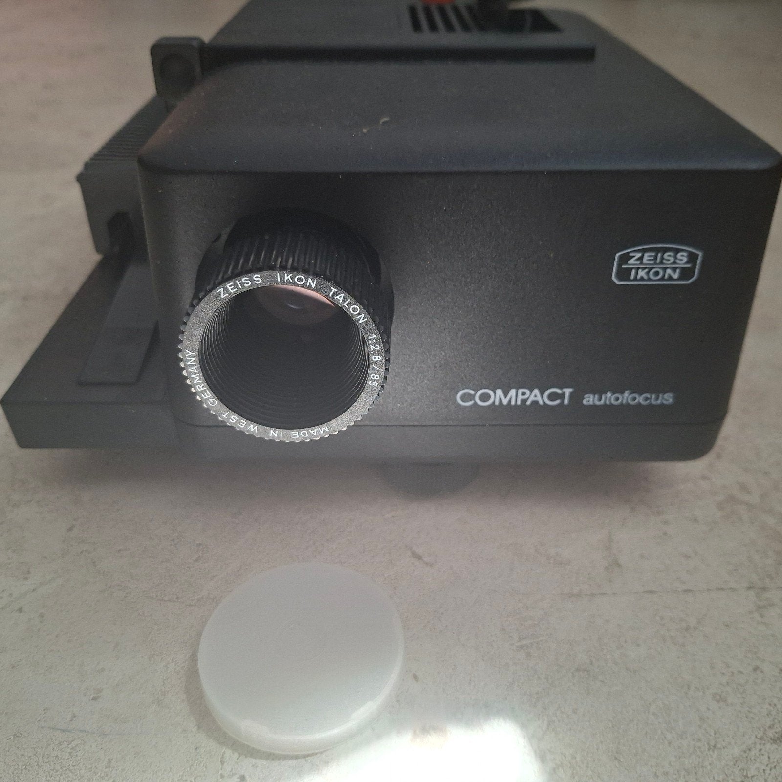 Zeiss Ikon Compact 1:2,8/85 Dia projector met 15 cartridges, Audio, Tv en Foto, Diaprojectors, Ophalen of Verzenden, Gebruikt
