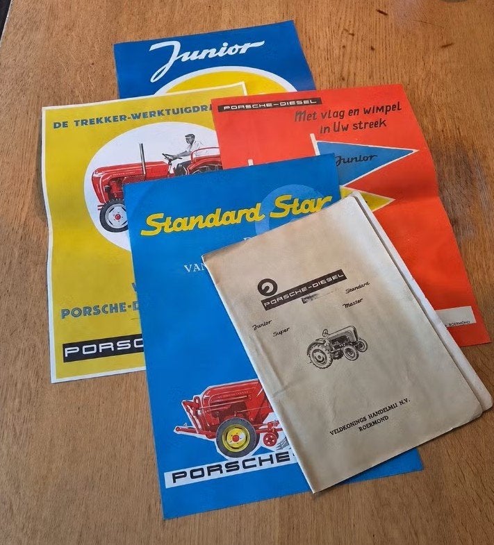 Porsche-Diesel Veldkonings set 4 posters en unieke folderset, Gebruikt, Overige typen, Ophalen of Verzenden, Porcheplatz 5 Stuttgart