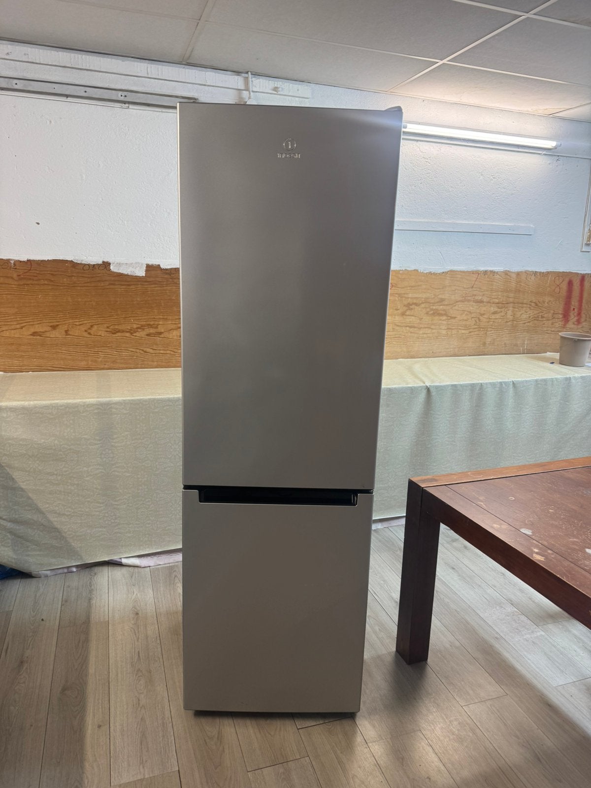 Koelkast indesit 180/60 bezorgen is mogelijk, Witgoed en Apparatuur, Koelkasten en IJskasten, 200 liter of meer, Met aparte vriezer