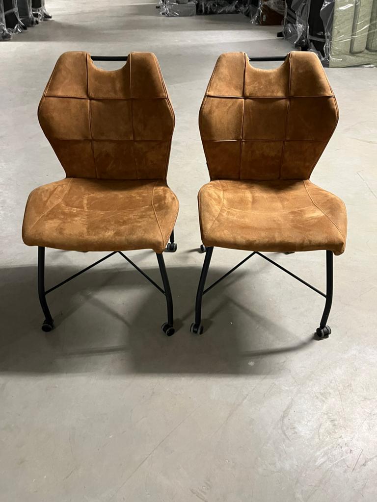 2 eetstoelen op wieltjes in microvezel kleur cognac, Huis en Inrichting, Stoelen, Gebruikt, Twee, Stof, Bruin, Ophalen