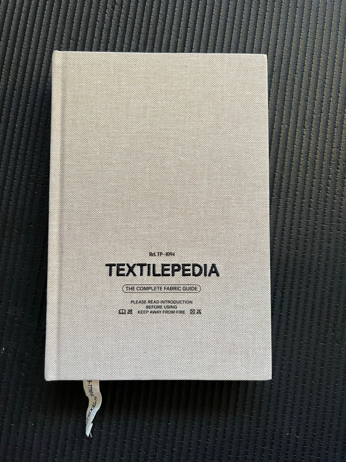 TEXTILEPEDIA: The Complete Fabric Guide - Fashionary, Ophalen of Verzenden, Zo goed als nieuw, Wereld overig