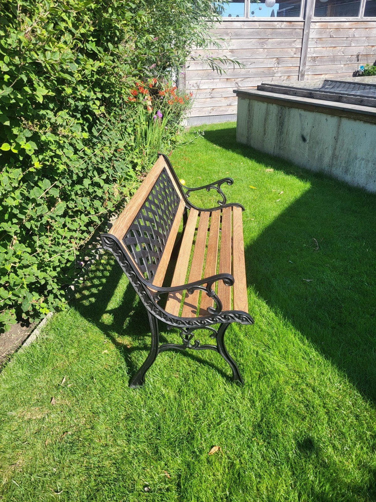 Tuinbank met gietijzeren frame en houten zitting, Tuin en Terras, Tuinbanken, Ophalen of Verzenden, Gebruikt, Hout
