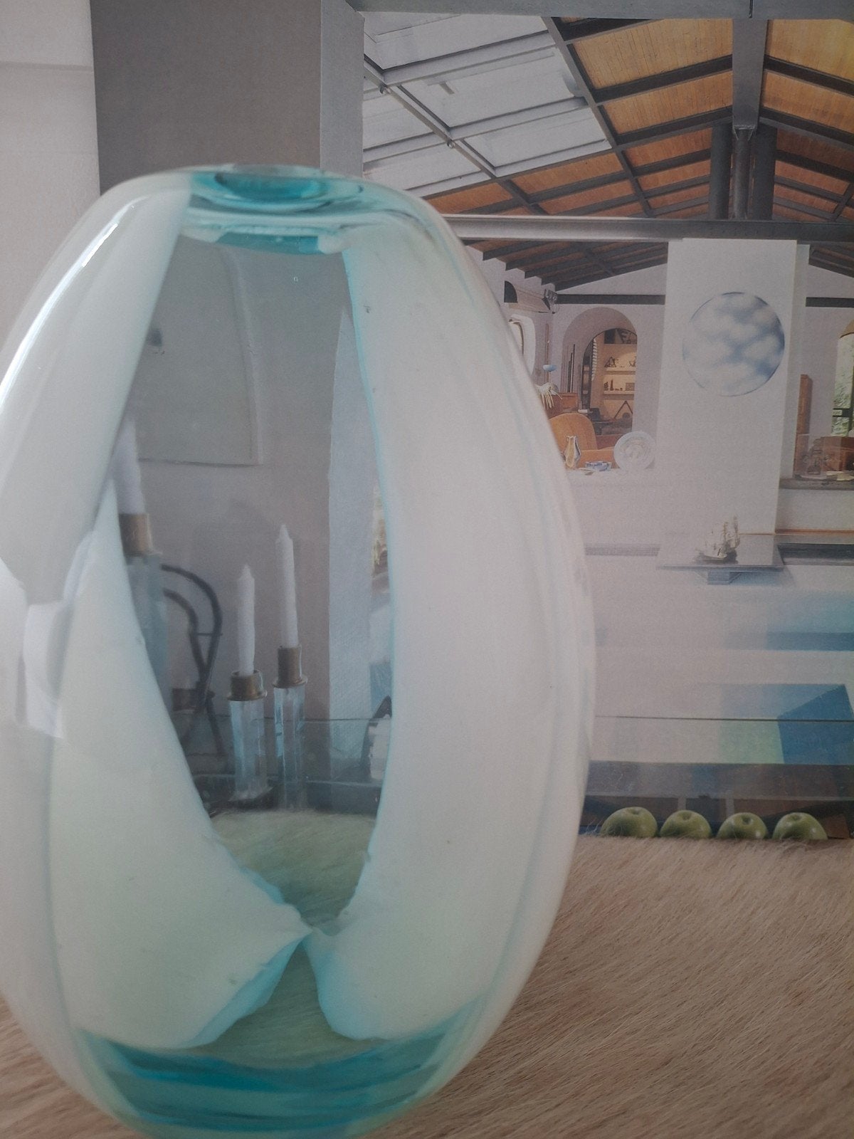 Unieke glazen vaas in wit en blauw, handgeblazen design, Ophalen