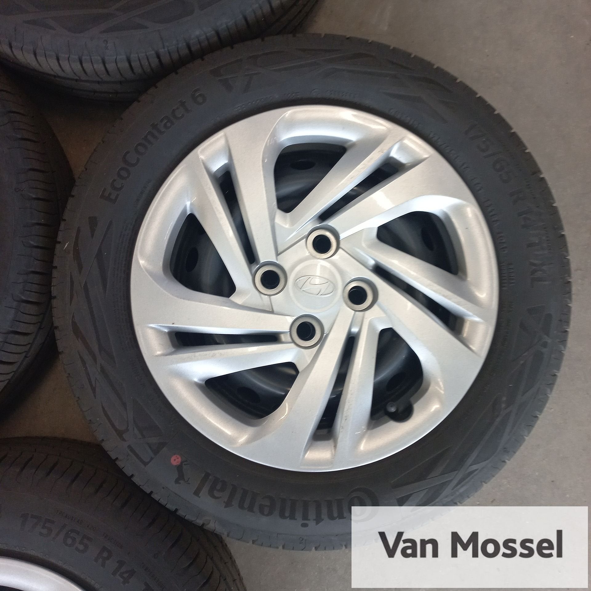 Hyundai I10 Continental Eco Contact 6 175/65/R14 86T, Auto-onderdelen, Banden en Velgen, 14 inch, Gebruikt, -, 175 mm
