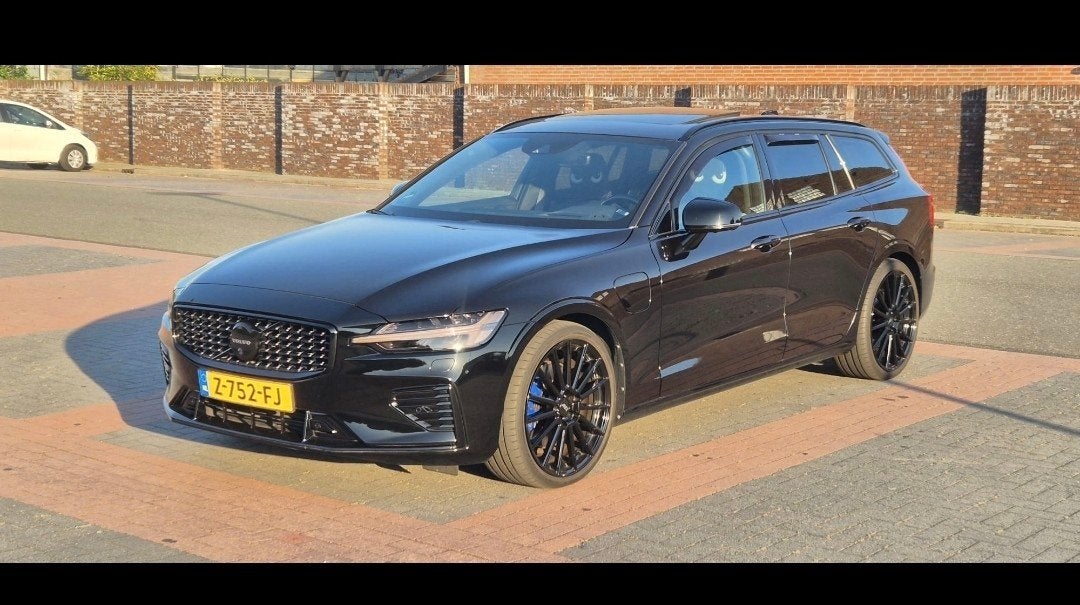 Volvo V60 T8 Twin Engine 390pk AWD Geartronic 2019 Zwart, Automaat, 4 cilinders, 1972 kg, Zwart