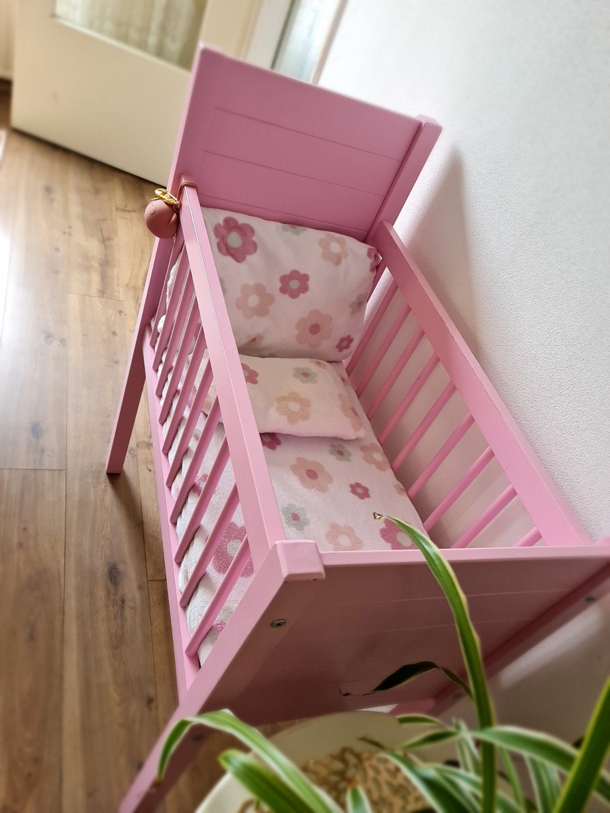 Roze babybedje met bloemenpatroon beddengoed, Ophalen of Verzenden