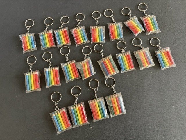 uitdeel bedankjes potlood sleutelhangers 25 stuks samen, Hobby en Vrije tijd, Feestartikelen, Ophalen of Verzenden, Nieuw