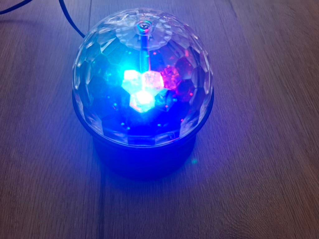 Discolamp die ronddraait erg leuk voor een feestje!, Muziek en Instrumenten, Licht en Laser, Ophalen of Verzenden, Discobol