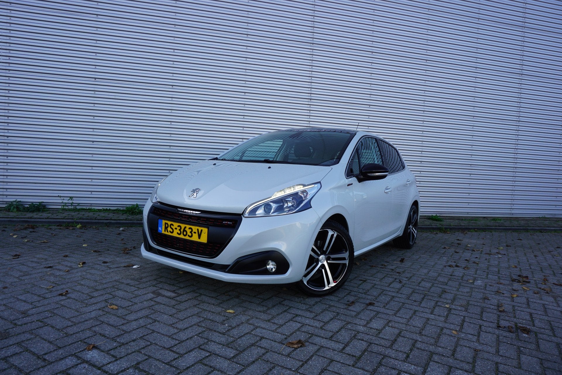 Peugeot 208 1.2 PureTech GT-line Airco / Navi / Cruise / Cam, Voorwielaandrijving, Euro 6, Leder en Stof, Origineel Nederlands
