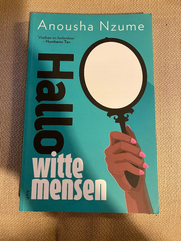 Hallo witte mensen – Anousha Nzume | Maatschappij & racisme, Boeken, Anousha Nzume, Maatschappij en Samenleving, Nieuw, Ophalen of Verzenden