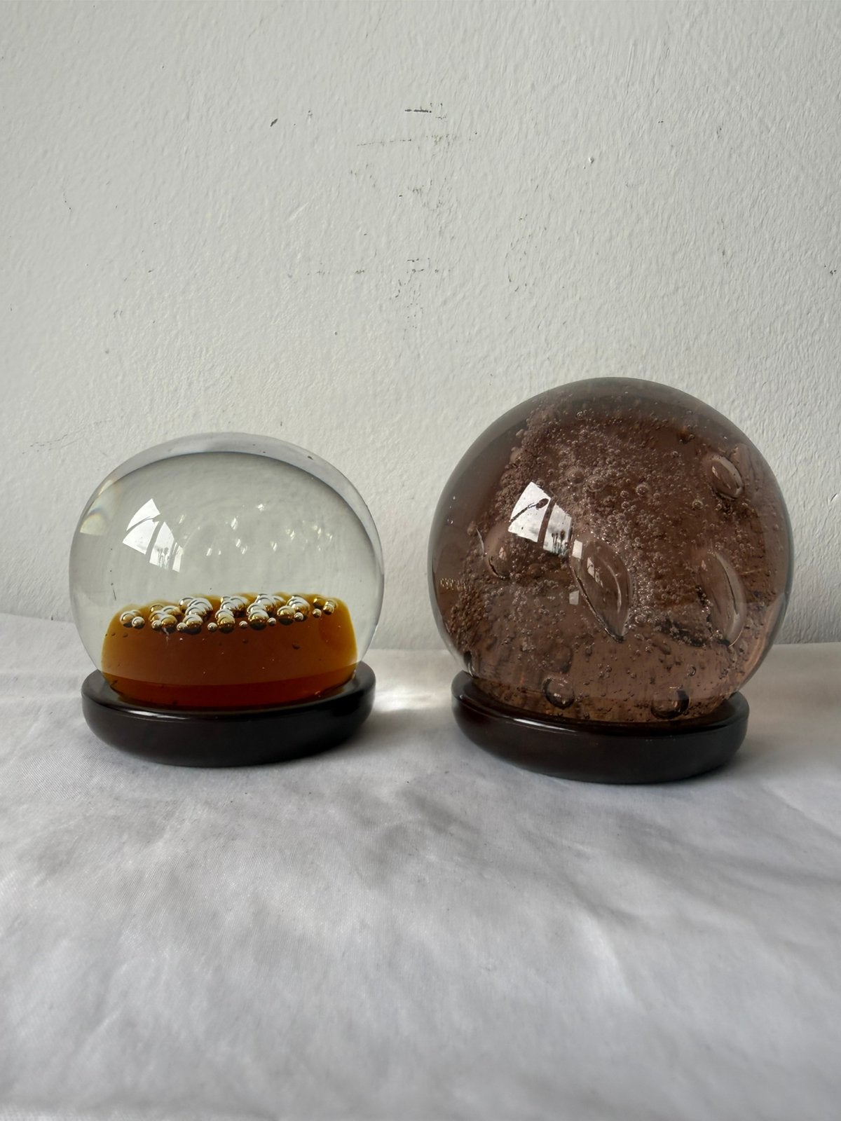 Twee glazen bollen presse papiers op houder, Antiek en Kunst, Antiek | Glas en Kristal, Ophalen of Verzenden