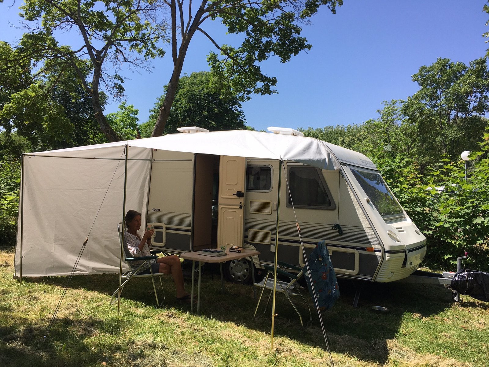 VAKANTIE-KLARE TOURCARAVAN BEYERLAND 400-D  ABI, Omvormbare zithoek, Treinzit, Particulier, 4 tot 5 meter