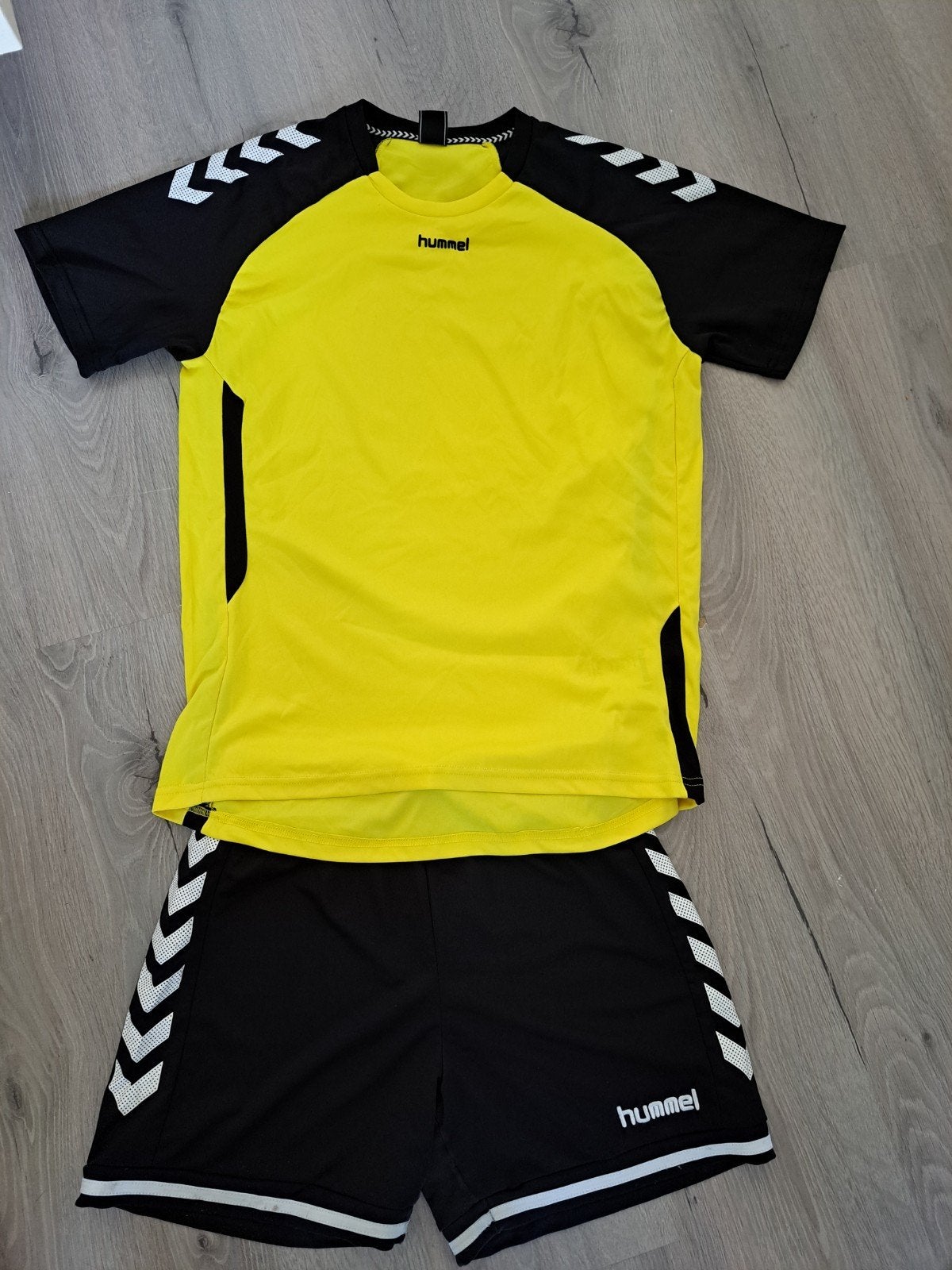 Hummel sportset geel/zwart - shirt XL en broekje M, Ophalen of Verzenden, Zo goed als nieuw