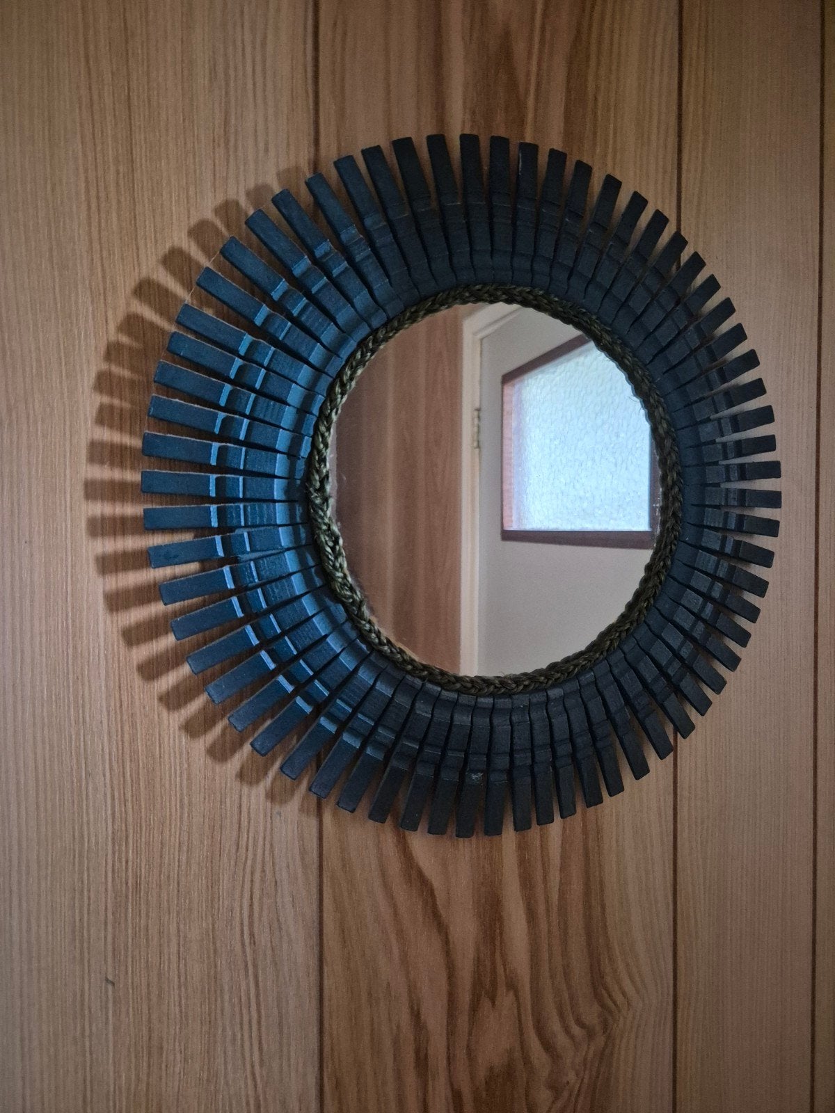Ronde spiegel met uniek houten frame - 35 cm buitendiameter, Huis en Inrichting, Minder dan 50 cm, Gebruikt, Rond, Ophalen of Verzenden