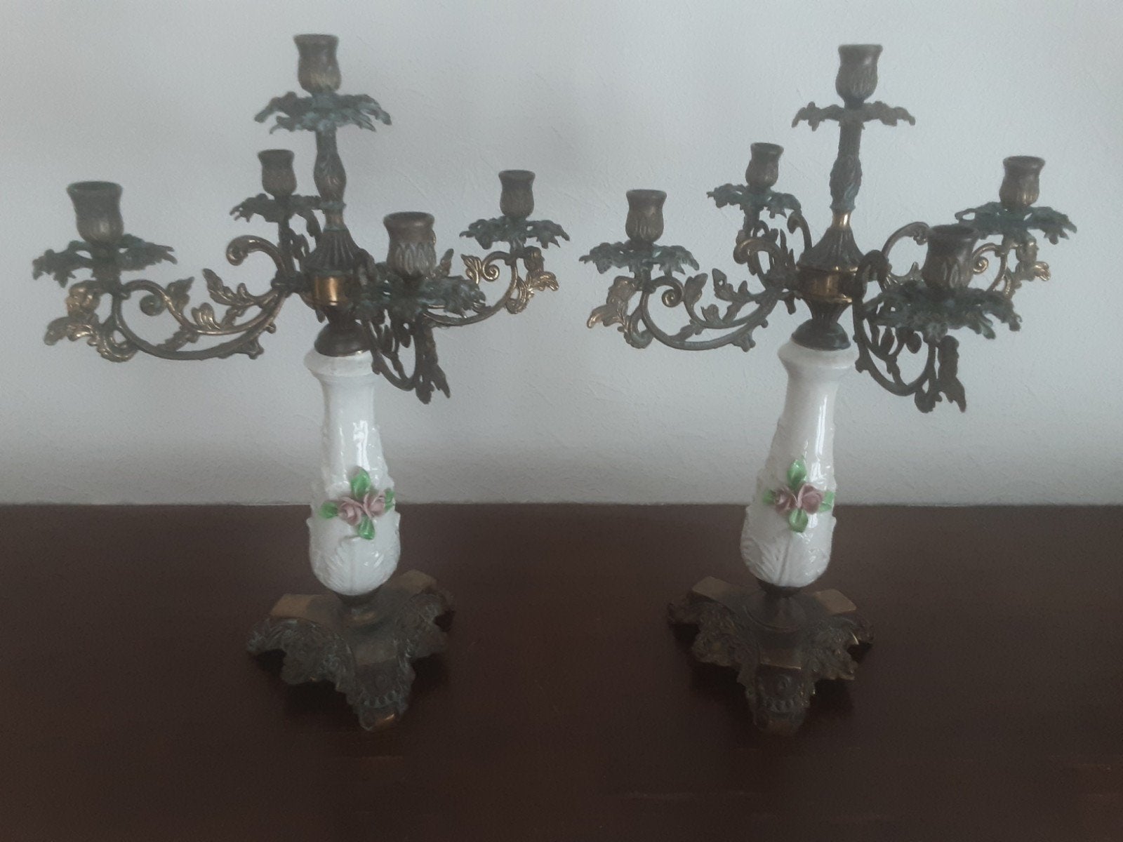Antieke kandelaars met porseleinen details., Antiek en Kunst, Antiek | Kandelaars, Ophalen of Verzenden, Koper of Brons