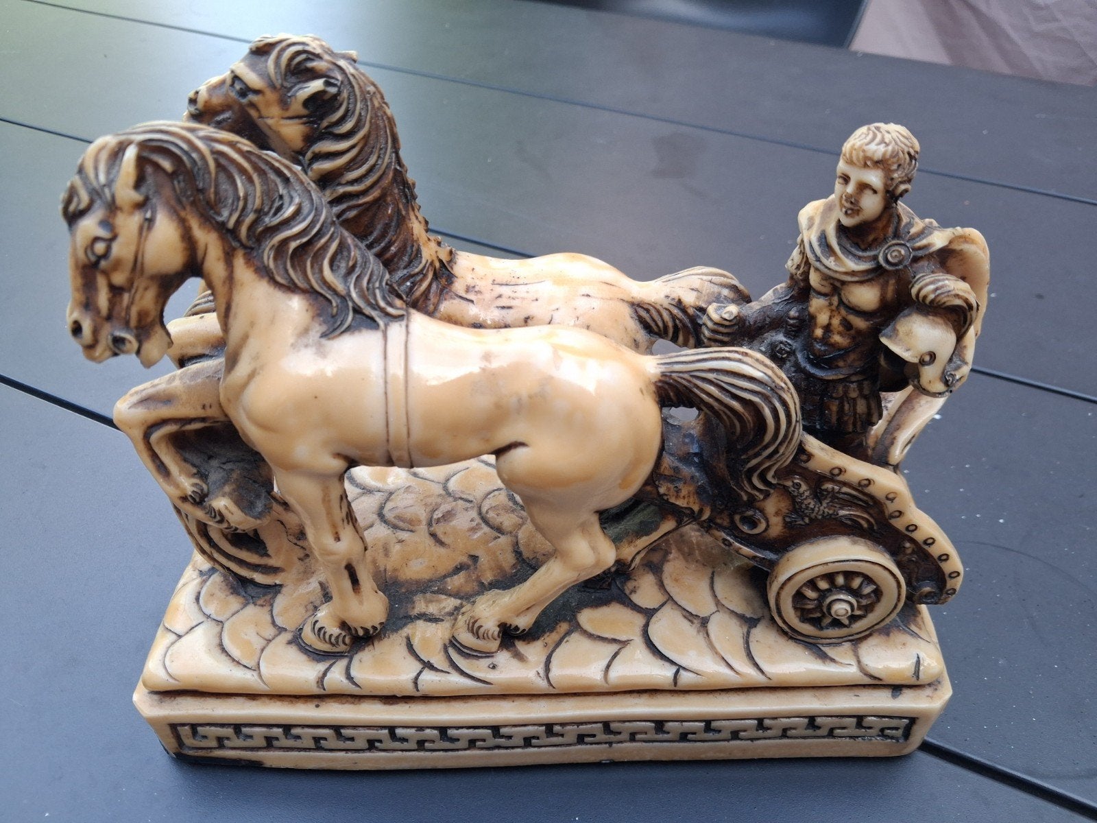 Antiek beeld Romeinse strijdwagen met paarden, Ophalen of Verzenden