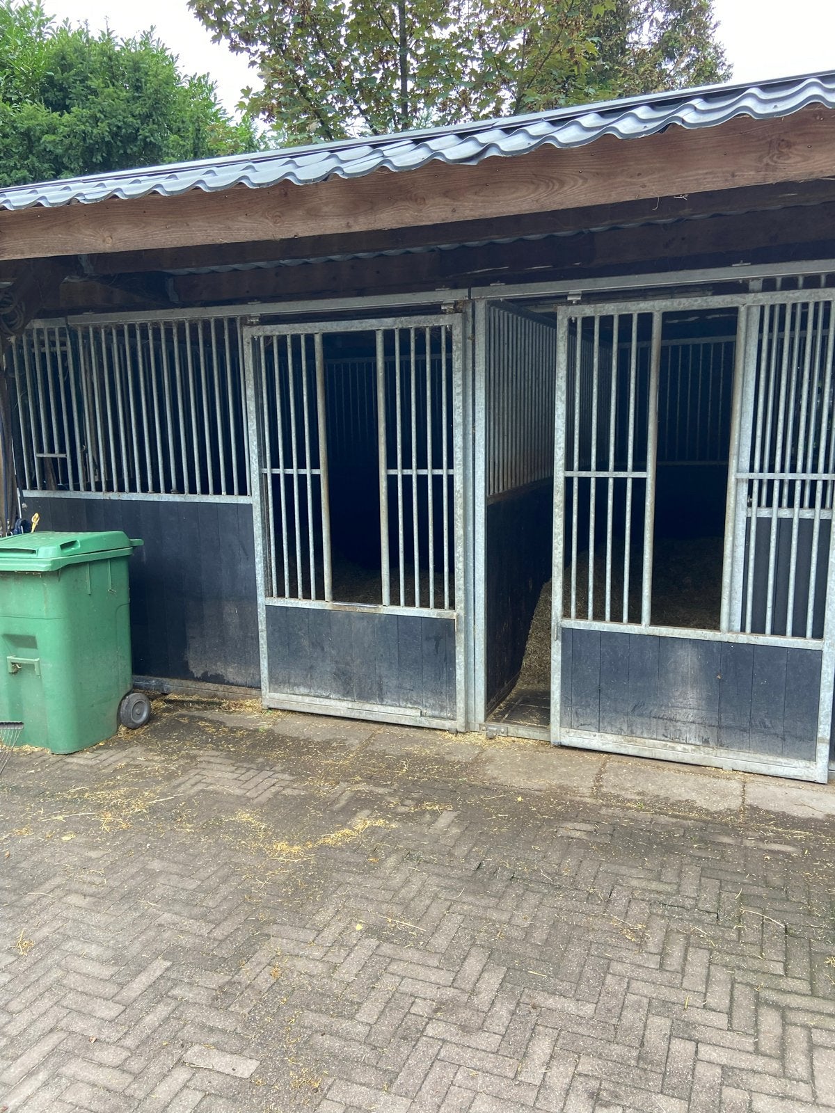 2 oerdegelijke paardenboxen ( binnenstal), Stalling, 2 of 3 paarden of pony's