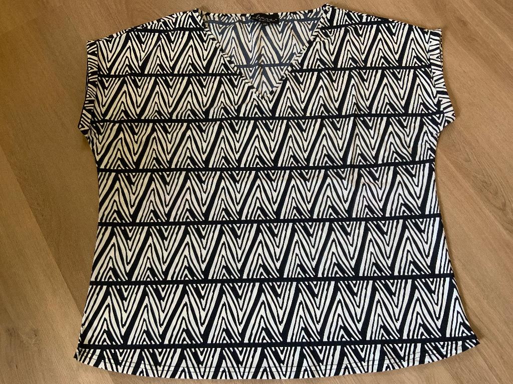 Super leuke top travelstof 44, Kleding | Dames, Tops, Maat 42/44 (L), Zo goed als nieuw, Korte mouw, Elvira