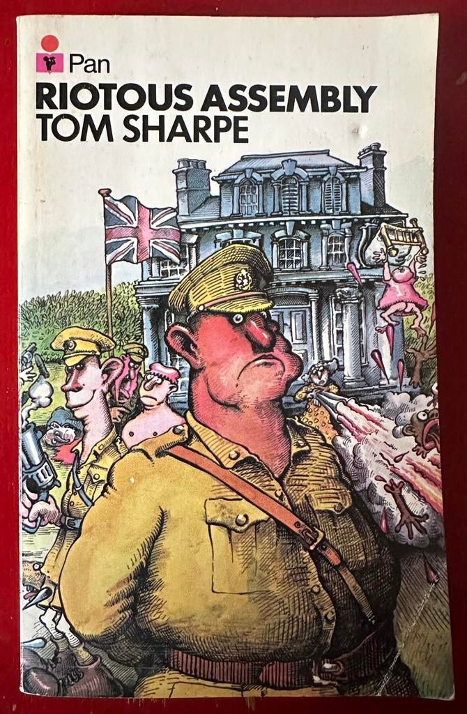 Tom Sharpe - Riotous Assembly, Boeken, Romans, Gelezen, Ophalen of Verzenden