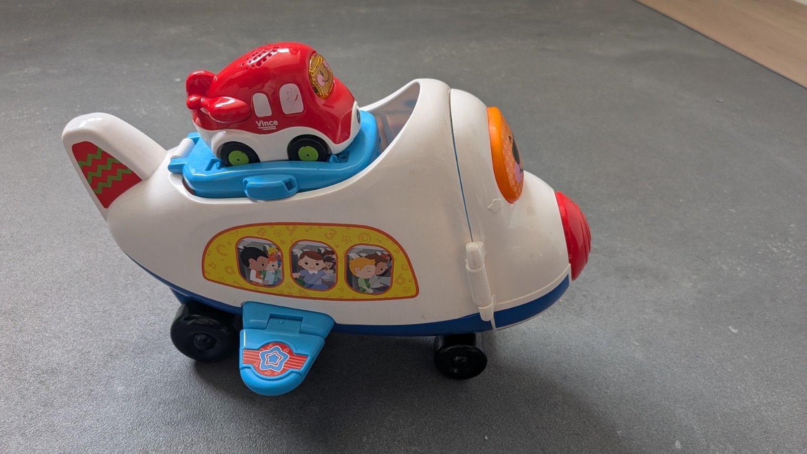 VTech Toet Toet Vliegtuig inclusief rood klein vliegtuigje, Ophalen, Zo goed als nieuw, Auto, Met geluid