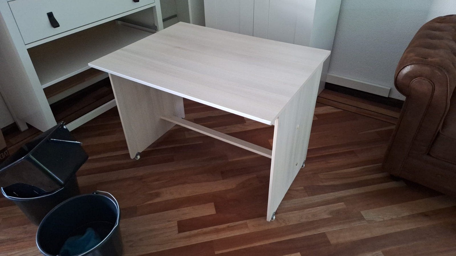 gratis - Kimderen studeertafel - met wiels, Huis en Inrichting, Bureaus, Overige typen, Gebruikt, Hout, Ophalen of Verzenden