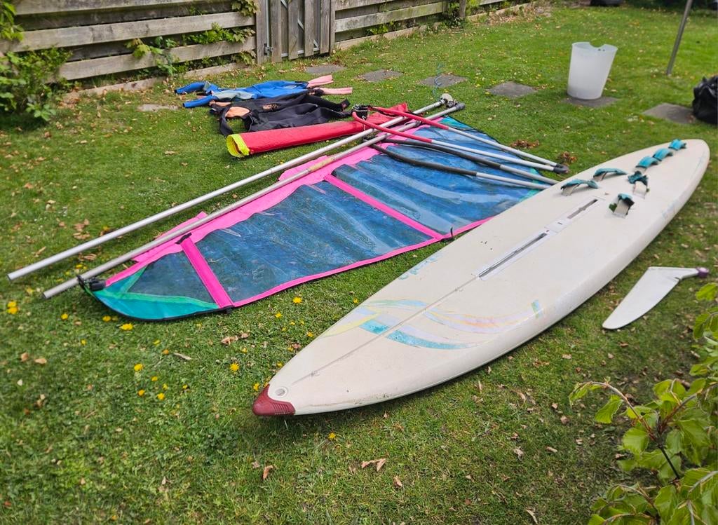 Complete kinder surfset met 2 wetsuits, Gebruikt, 300 cm of meer, Ophalen of Verzenden, Met vin(nen)