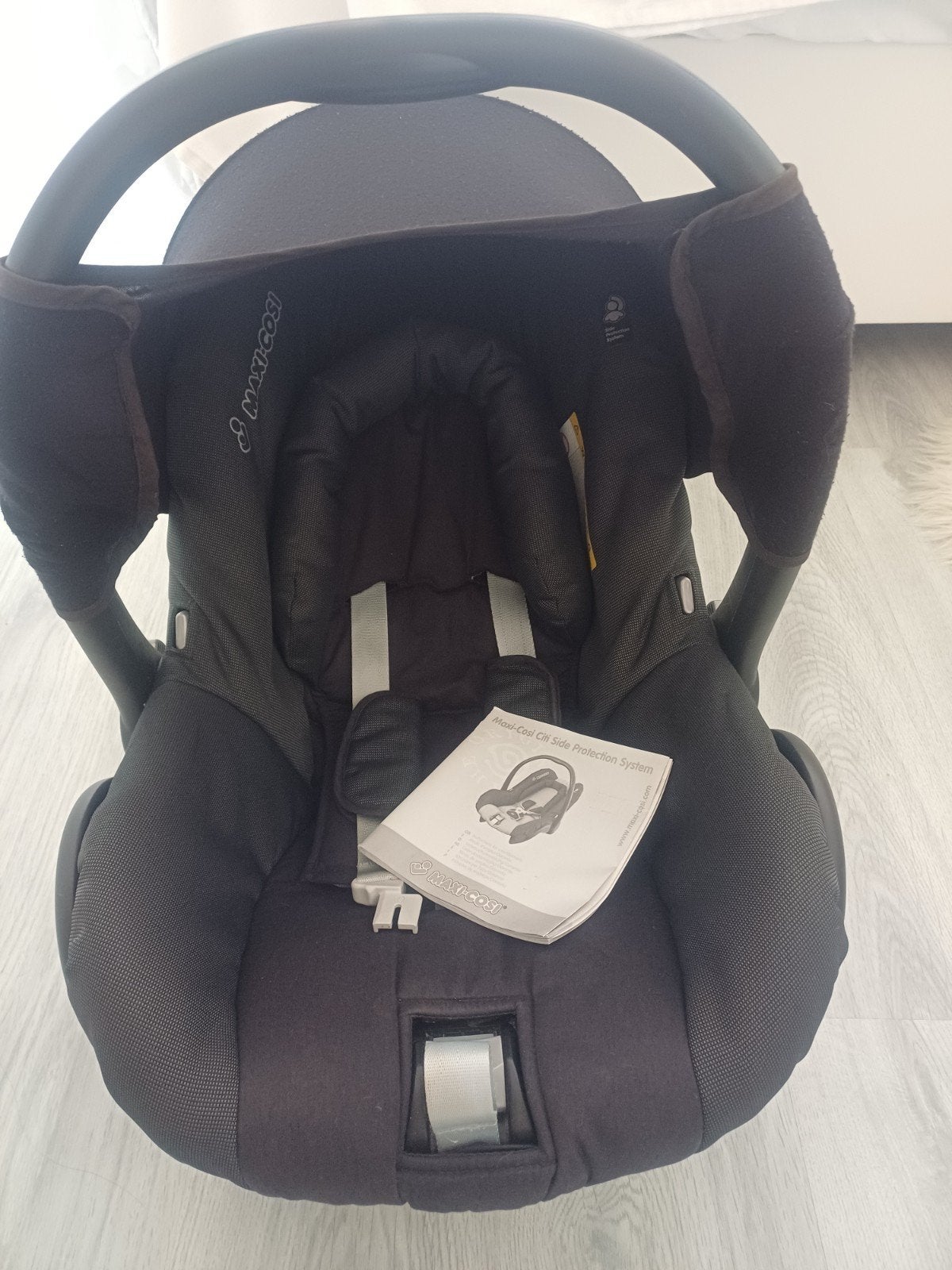 Baby maxi-cosi kleur zwart in goede staat .te bevestigen met, Kinderen en Baby's, Autostoeltjes, Ophalen, Autogordel, Zo goed als nieuw
