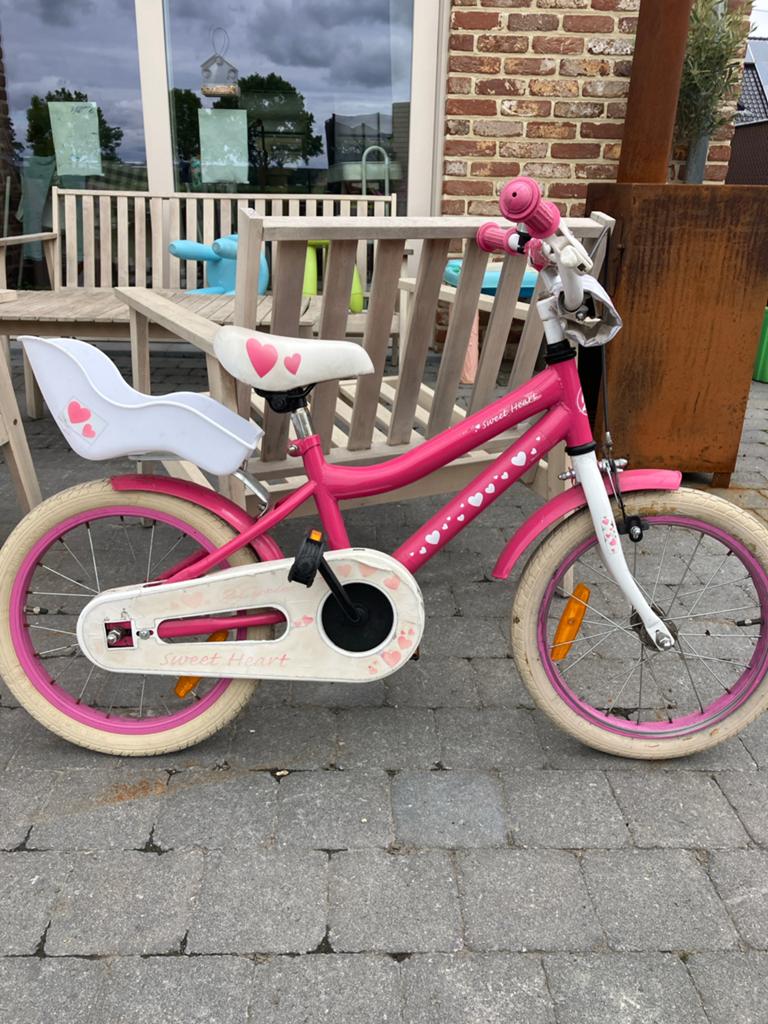Roze kinderfiets 'Sweet Heart' met poppenstoeltje, Fietsen en Brommers, Ophalen, Gebruikt, Velgrem, 16 tot 20 inch