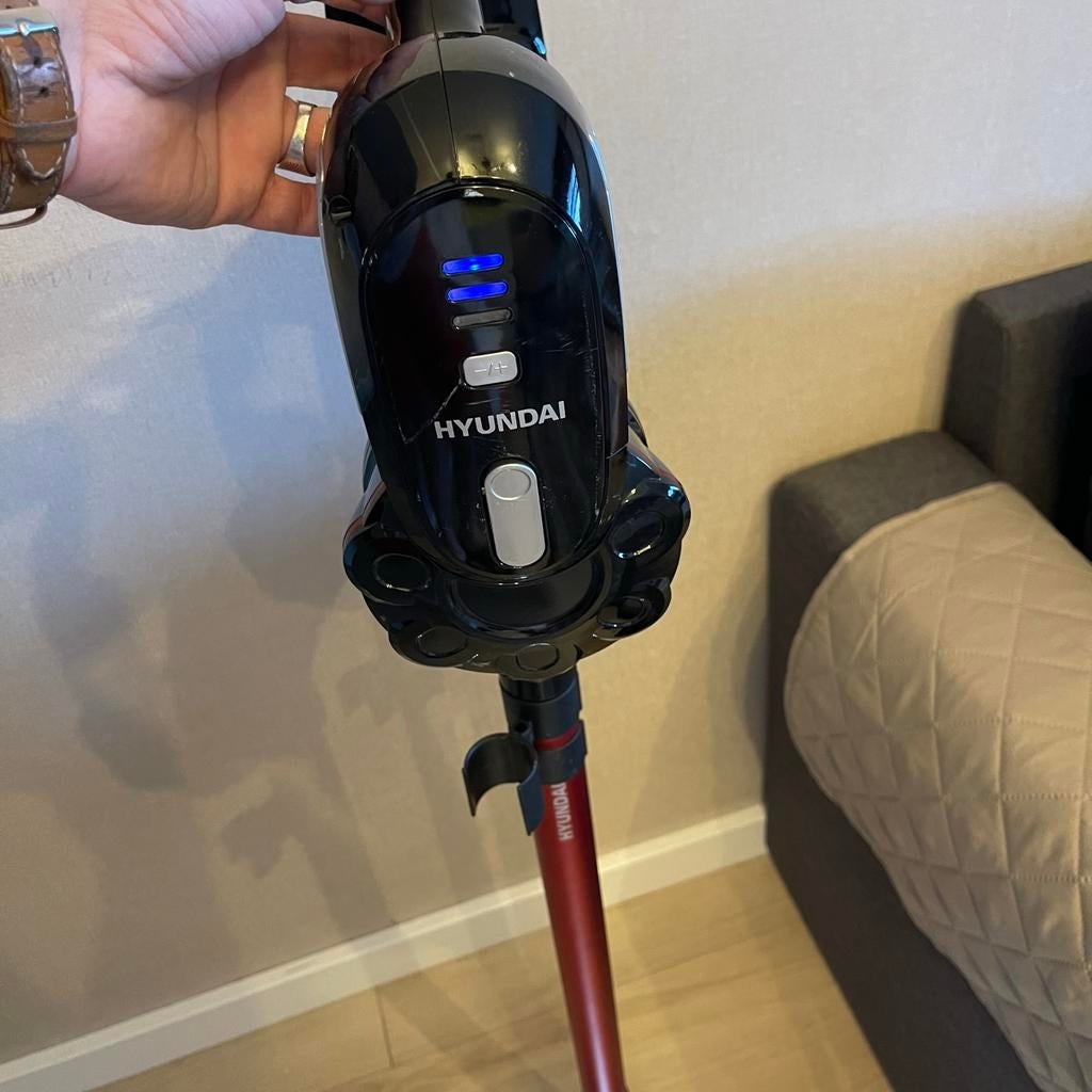 Hyundai Draadloze Steelstofzuiger - Zwart/Rood, Ophalen of Verzenden, Zo goed als nieuw, Reservoir, Stofzuiger