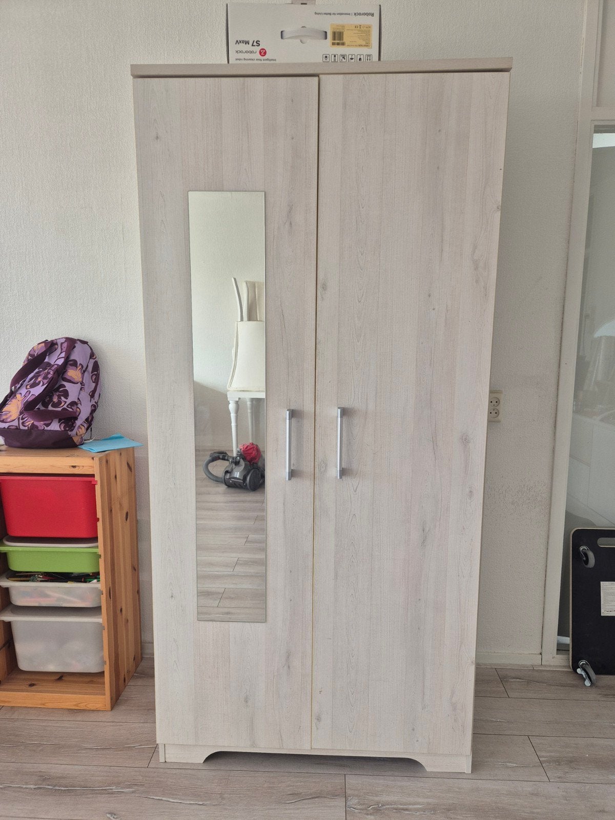 Kledingkast met spiegel en hangruimte, Huis en Inrichting, Met plank(en), 200 cm of meer, Zo goed als nieuw, 50 tot 75 cm