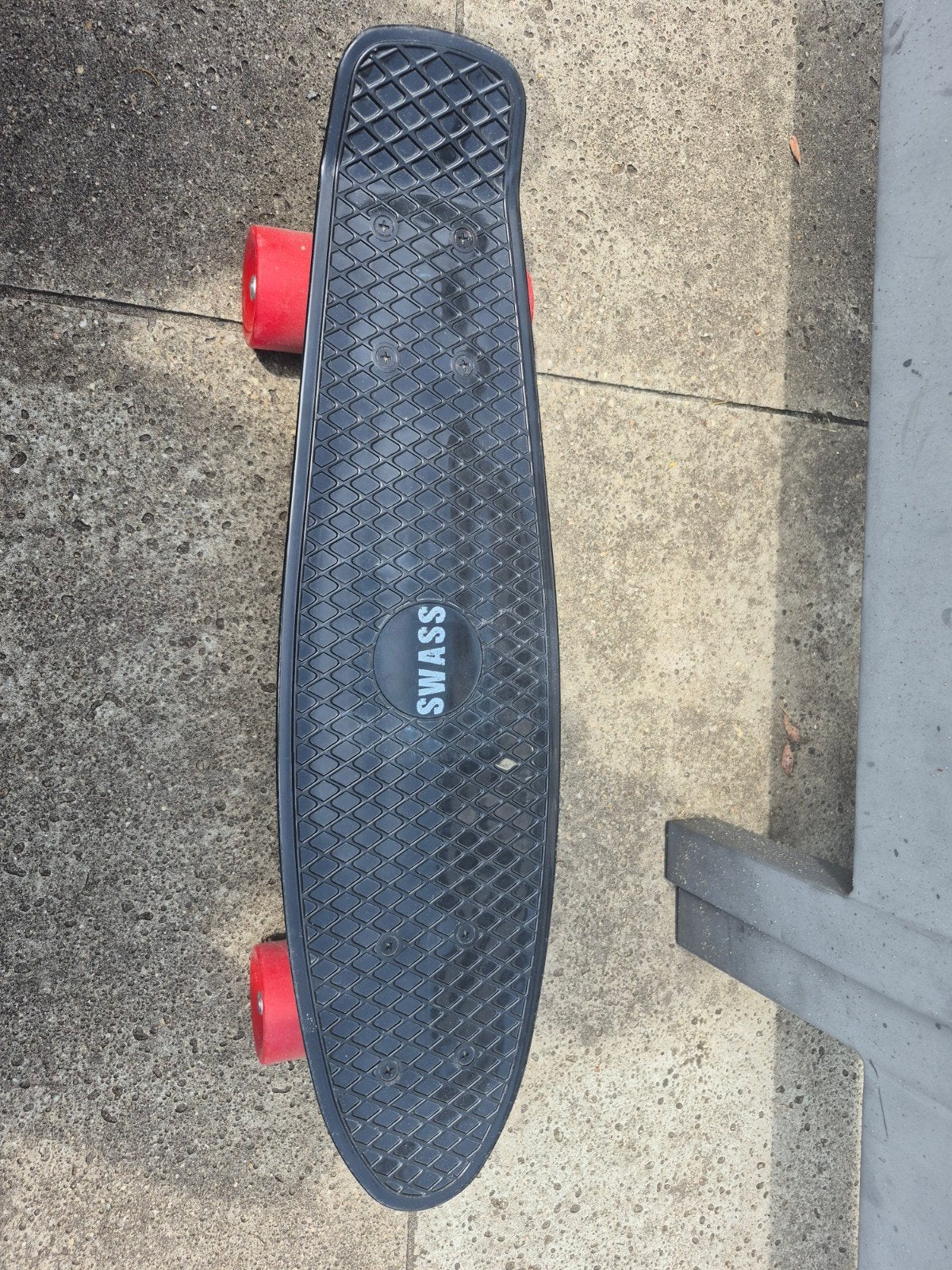 Nieuwe Swass Vinyl Cruiser pennyboard - Zwart met Rode Wiele, Ophalen, Nieuw, Skateboard