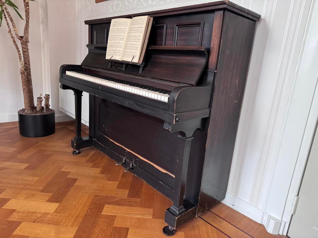 Gratis oude piano, bruin, leuk als meubel (niet te bespelen), Ophalen, Gebruikt, Bruin, Piano