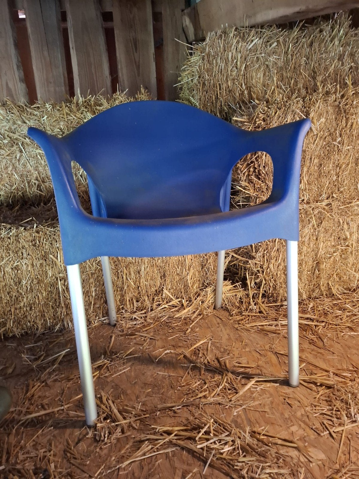 50 blauwe plastic stapelbare stoelen