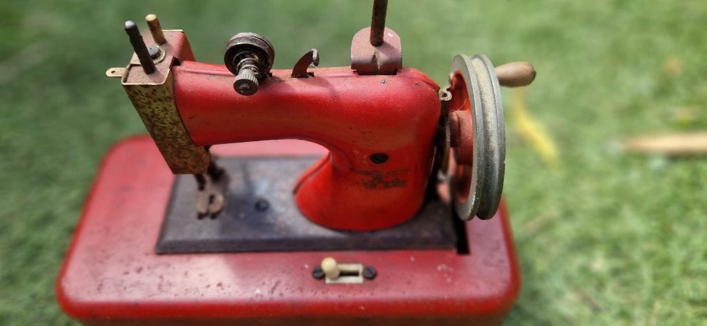 Charmante vintage kindernaaimachine van Casige (brocante), Antiek en Kunst, Antiek | Naaimachines, Ophalen of Verzenden