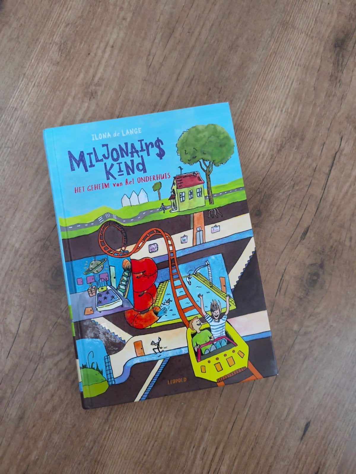 Miljonairs kind - Het geheim vh onderhuis - Ilona de Lan, Boeken, Ophalen of Verzenden, Zo goed als nieuw, Ilona de Lange, Fictie