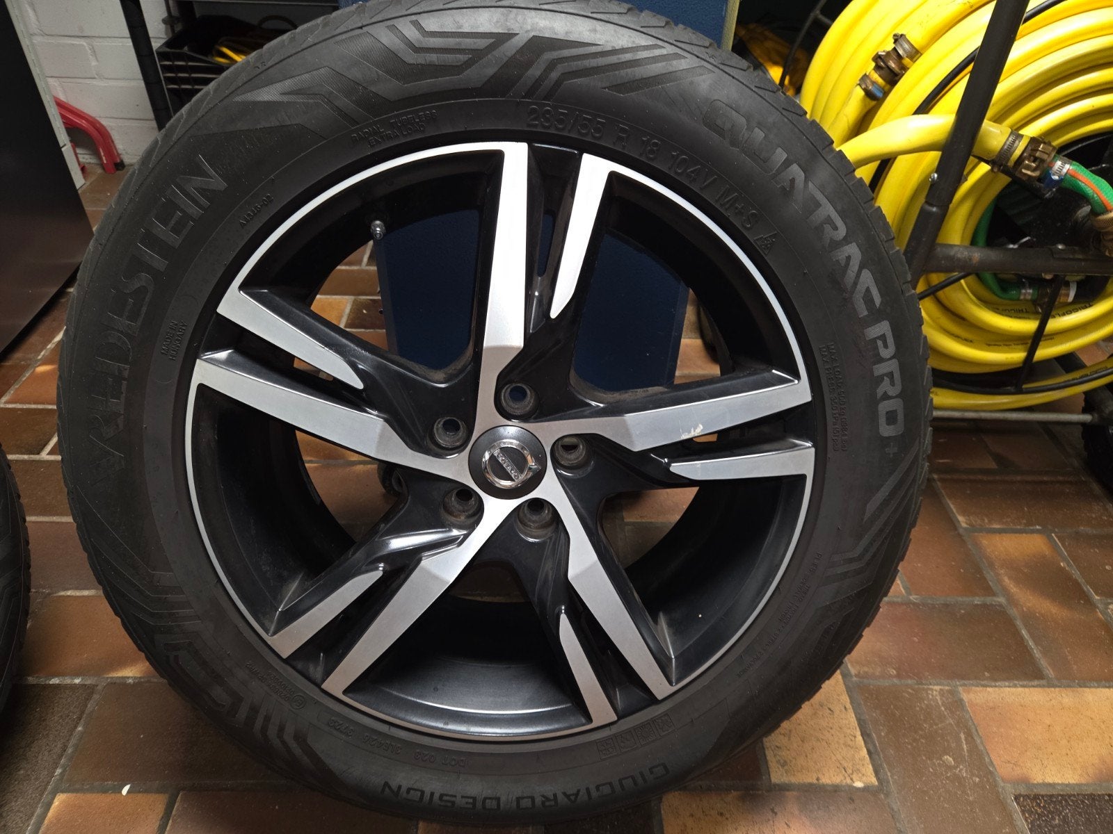 Oeiginele Volvo R design velgen 18 inch all season banden, Ophalen, 18 inch, Banden en Velgen, 235 mm