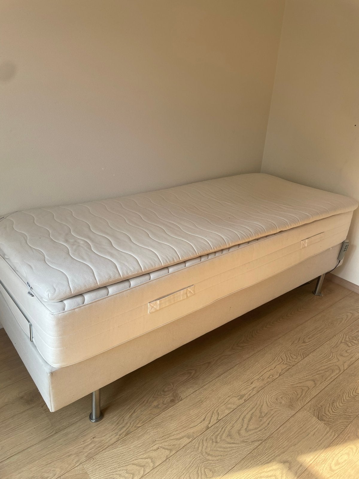 Elektrisch verstelbaar eenpersoonsbed met matras, Huis en Inrichting, Ophalen, 90 cm, Eenpersoons, Beige