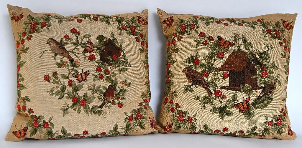 2 GOBELIN KUSSENS (Beige basiskleur met vogel/vlindermotief), Ophalen of Verzenden, Zo goed als nieuw, Beige, Vierkant