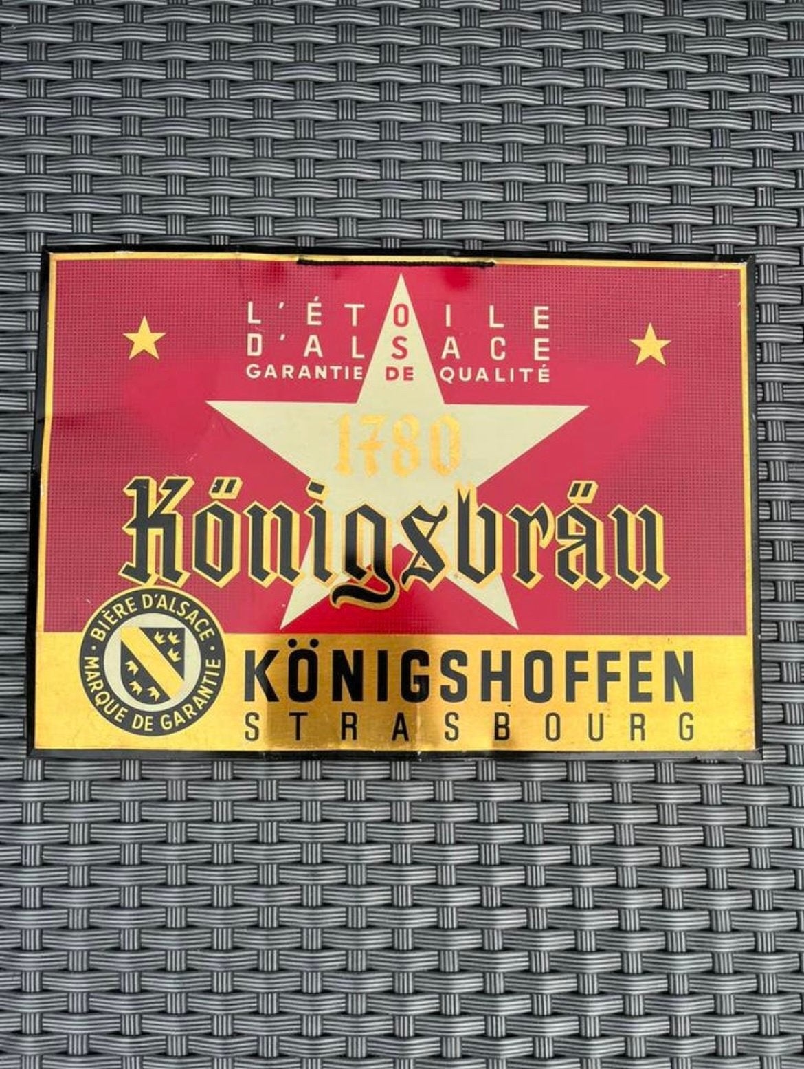Vintage Königsbräu tinnen reclamebord, Verzamelen, Biermerken, Ophalen of Verzenden, Gebruikt, Reclamebord, Plaat of Schild, Overige merken