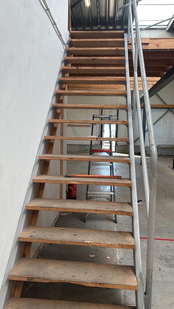 Stevige rechte trap met houten treden en metalen leuning, Doe-het-zelf en Verbouw, Ladders en Trappen, Ophalen, Gebruikt, Trap